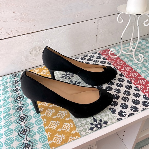 NWOT Liz Claiborne Classic Black Peep Hole Heels - Picture 4 of 5